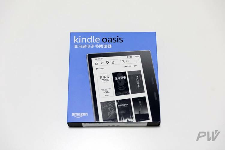 Kindle Oasis 虽贵为旗舰产品，包装盒依然简约，只有裸机+一页说明书+一根数据线。这是 Kindle 的惯例了。